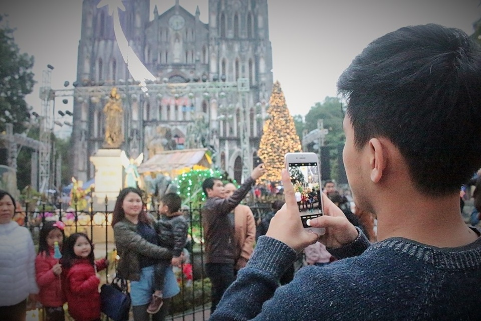 Thời tiết Hà Nội khá lạnh nhưng nhiều người vẫn cố nán lại để tận hưởng trọn vẹn không khí Giáng sinh.