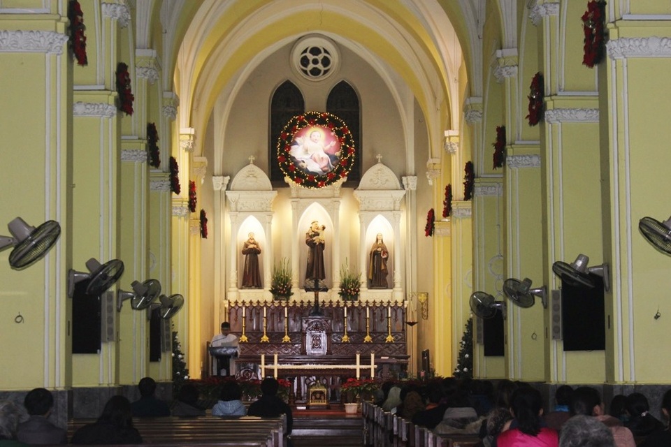 Tuy không được trang trí lộng lẫy như nhà thờ Lớn, nhưng nhà thờ Hàm Long cũng là một trong những điểm đáng dừng chân trong ngày lễ Giáng sinh. Hầu hết mọi người đến nhà thờ để nguyện cầu may mắn, an lành cho gia đình và người thân.