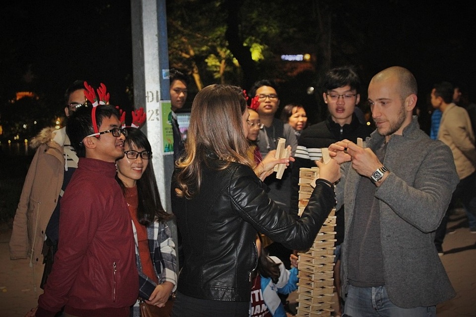 Giáng sinh năm nay trùng vào dịp cuối tuần nên ở phố đi bộ cũng diễn ra nhiều hoạt động sôi nổi, hấp dẫn. Từ biểu diễn nghệ thuật đường phố, vẽ tranh truyền thần cho đến các trò chơi dân gian… đều hòa quyện thêm sắc màu và đường nét của Giáng sinh.