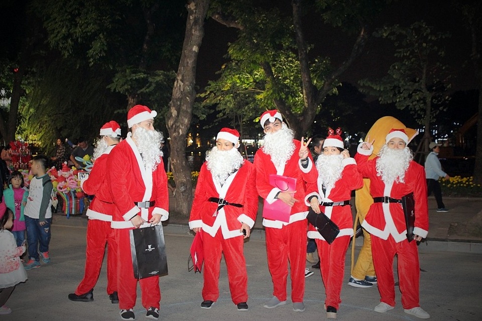 Trên phố đi bộ xuất hiện rất nhiều “ông già Noel”, “bà già Noel”, mang theo vài chiếc kẹo hay món quà nhỏ tặng cho trẻ con và chụp ảnh miễn phí cùng các gia đình.