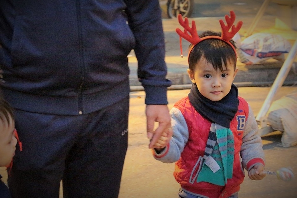 Những chiếc sừng hươu nhỏ xinh, bộ quần áo Noel càng làm khuôn mặt trẻ thơ thêm bừng sáng.