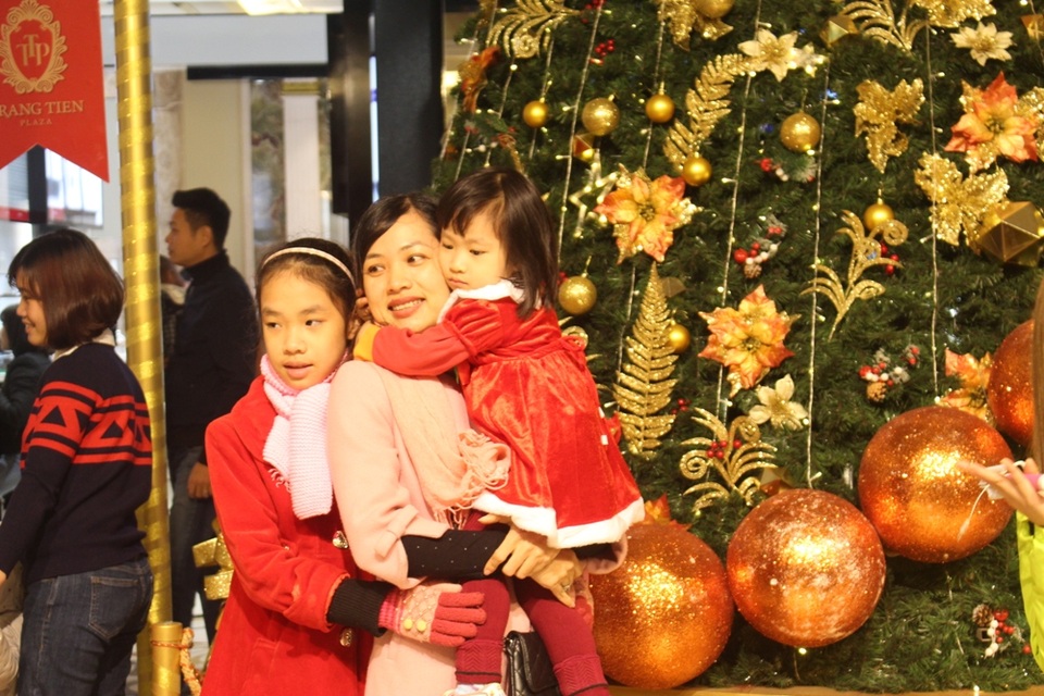 Dịp Giáng sinh, các trung tâm thương mại lớn tại Hà Nội như AEON Mall, Royal City, Vincom Tower... đều được trang trí rất hoành tráng và rực rỡ. Tại đây, mọi người có thể chụp ảnh, thưởng thức các hoạt động thú vị, chiêm ngưỡng con đường tuyết hay con đường ánh sáng được dựng lên bằng ánh đèn sáng rực và những cỗ xe tuần lộc…