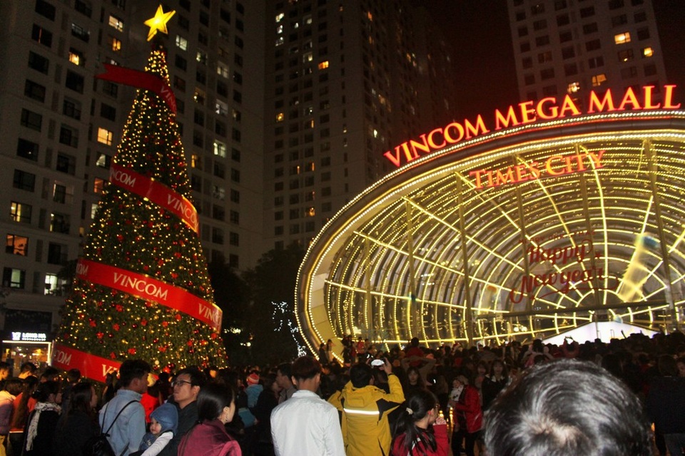 Người Hà Nội nô nức đổ về nhà thờ, trung tâm thương mại đón Giáng sinh - 12
