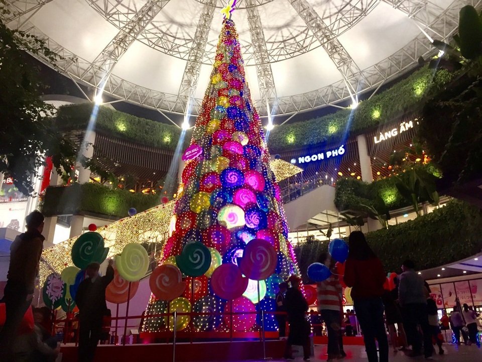 So với những nơi khác, Aeon Mall cách khá xa trung tâm nhưng vẫn được nhiều người tìm đến.