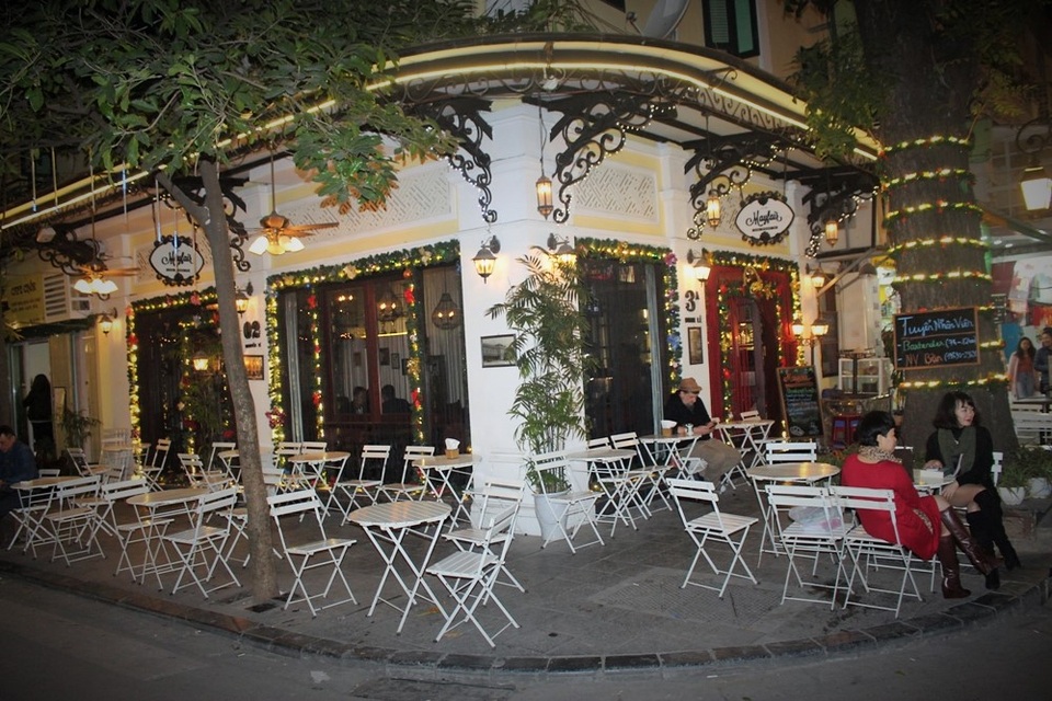 Trái ngược với sự náo nhiệt ở khu trung tâm thương mại, không gian tại các quán cà phê khá yên tĩnh nhưng màu sắc Giáng sinh vẫn bao trùm khắp nơi. Đây có thể coi là nơi khá thích hợp để ngắm nhìn đường phố lung linh và trải qua ngày nghỉ cuối tuần thật thư giãn.