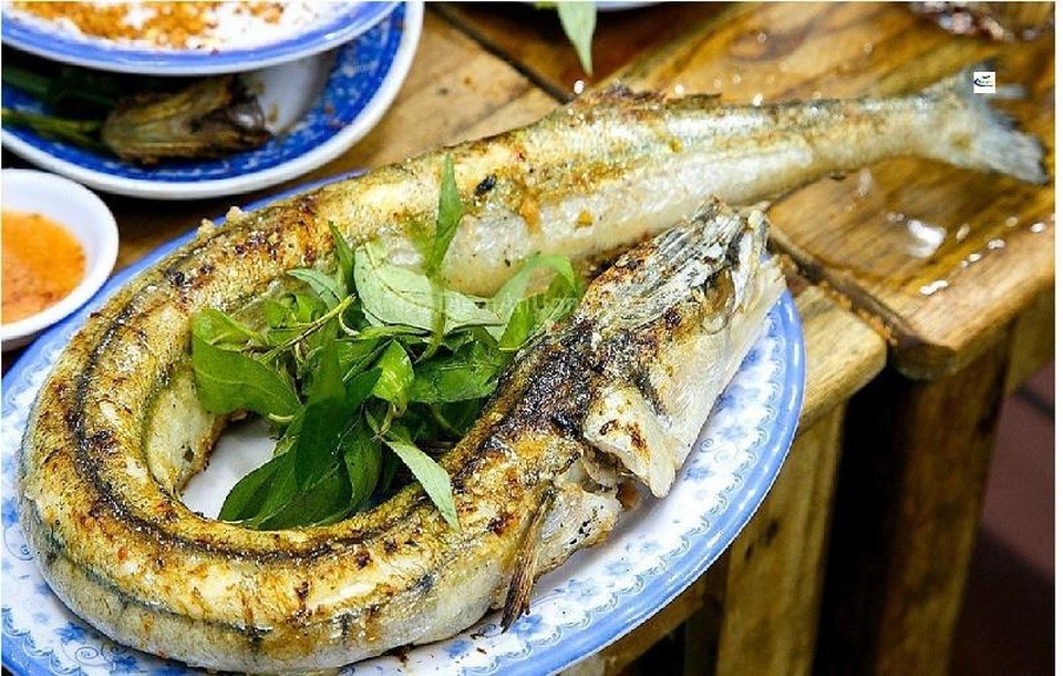 Mê mẩn với đặc sản “cá sát thủ” của đảo Nam Du - 3 Thịt cá chắc, ngon và ngọt đậm đà.