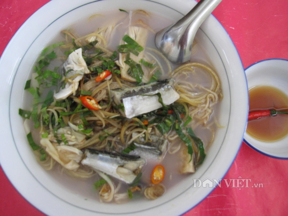 Mê mẩn với đặc sản “cá sát thủ” của đảo Nam Du - 4 Bát khô cá xương xanh nấu sim lo đầy hấp dẫn. (Ảnh: danviet)
