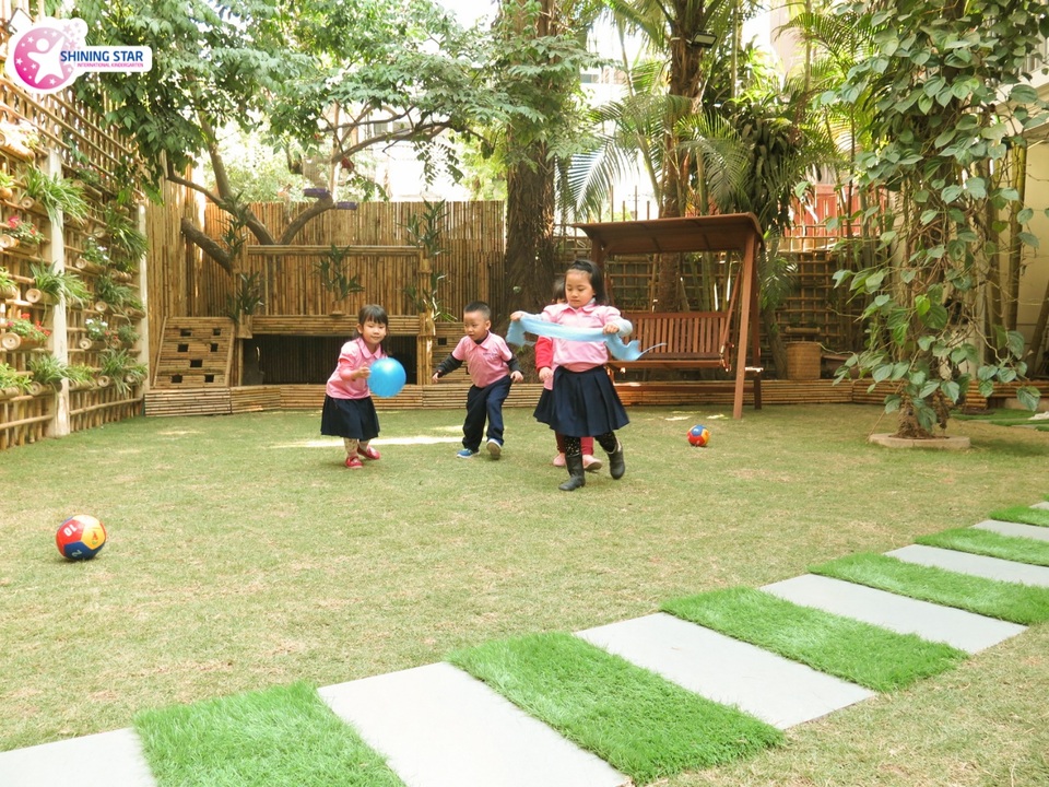 Các bé vui đùa trong sân trường