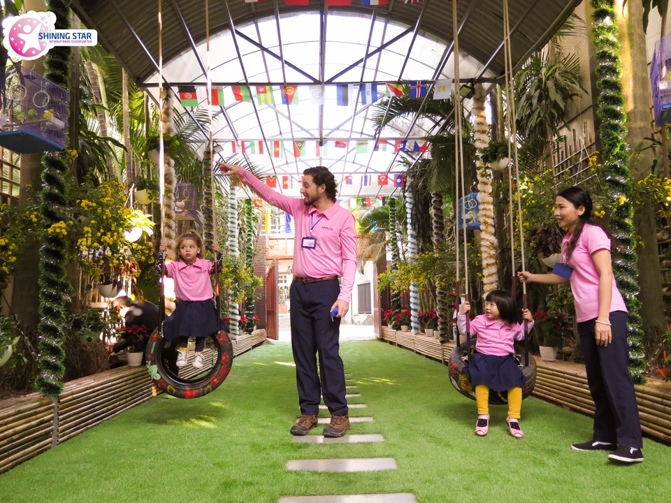 Các bé say sưa ngắm nhìn những chú chim trong vườn trường