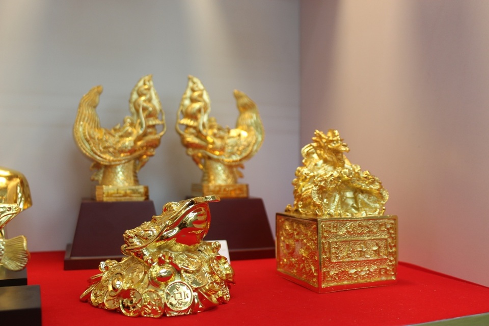 Nhà giàu Việt “đổ xô” sắm linh khuyển mạ vàng chơi Tết Mậu Tuất - 2 Ngoài ra, các đồ phong thủy như cóc ngậm tiền, ấn rồng,… cũng được nhiều người đặt mua.
