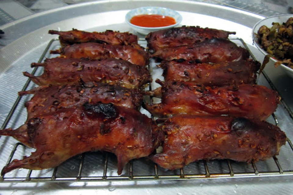 4 đặc sản kinh dị “đãi khách quý” ở vùng cao Nghệ An - 1 Quan niệm của người vùng cao là chỉ có khách quý mới được đem thịt chuột rừng ra để tiếp đãi.