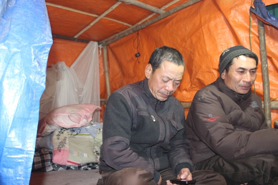 Người Hà Nội đốt củi sưởi ấm, thức trắng đêm trông đào giữa giá rét - 5 Chú Đỗ Văn Dưỡng – người bán đào trên đường Lạc Long Quân cho biết, đến tầm 1, 2 giờ sáng là giờ “cao điểm”, cần phải hết sức tập trung và đề cao cảnh giác. “Chúng tôi là dân lao động, vất vả chân tay cả ngày. Đến đêm, dù rất mệt nhưng cũng chẳng dám thiếp đi, bởi có khi chỉ lơ là vài phút thôi mà đã mất trắng cả chục triệu. Mấy ngày đầu chưa quen ai cũng nản, nhưng rồi phải thích nghi dần”, chú Dưỡng nói.