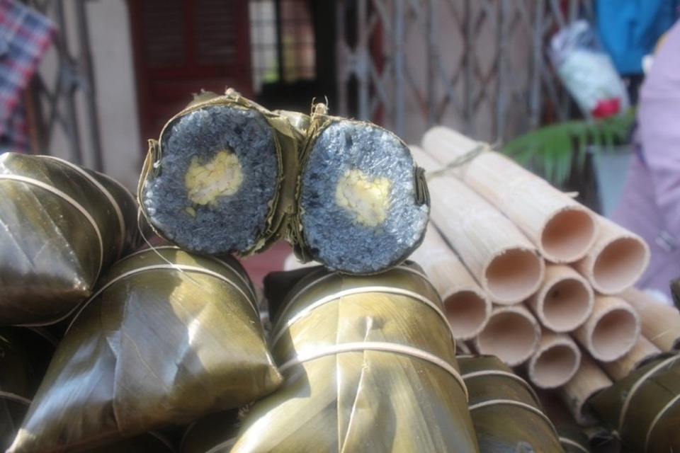 Bánh chưng đen - đặc sản mừng năm mới độc đáo của xứ Lạng - 3 Bánh chưng đen là món ăn không thể thiếu trên mâm cúng tổ tiên của người Tày