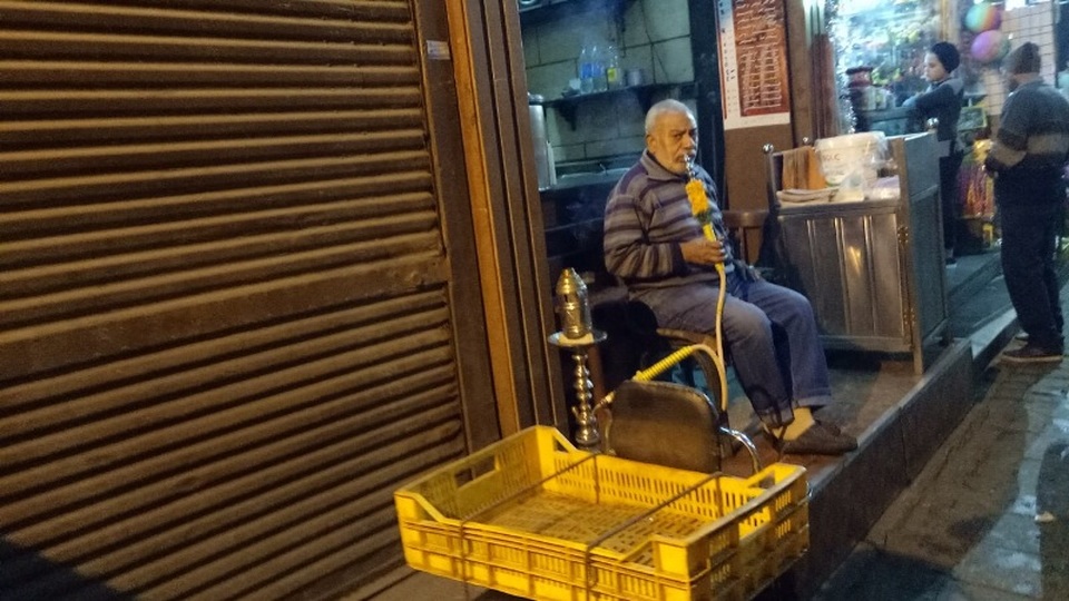 Niềm vui đi chợ Trung Đông – chợ của những người đàn ông - 11 Trong chợ nhiều quầy có dụng cụ hút shisa.