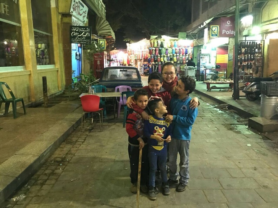 Niềm vui đi chợ Trung Đông – chợ của những người đàn ông - 12 Trẻ em trong chợ rất thân thiện với khách hàng Việt Nam. Chắc không lâu nữa, những em trai này sẽ trở thành chủ nhân các quầy hàng nơi đây.