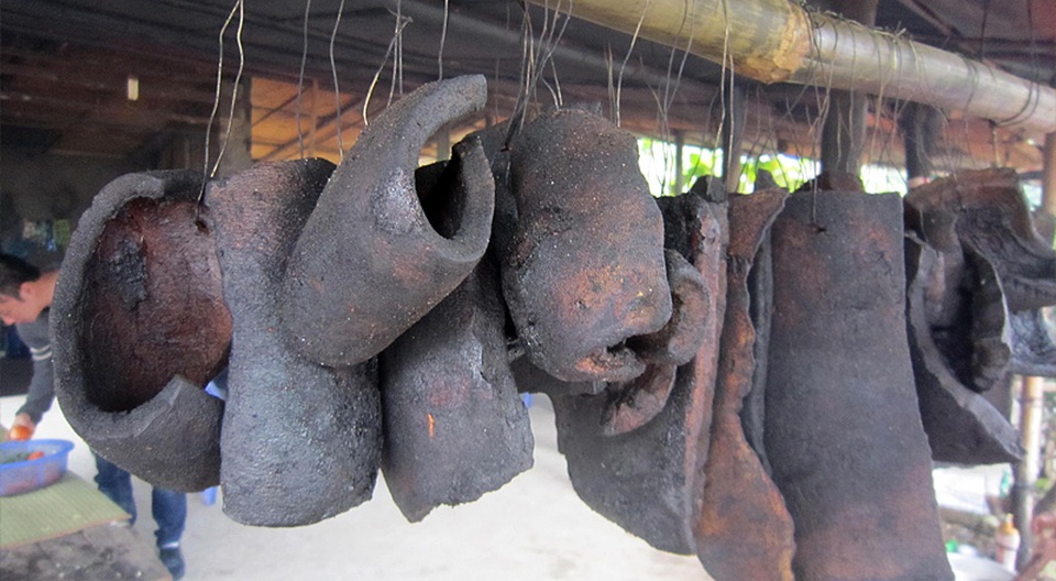 Hãi hùng với đặc sản... thịt thối ở Sơn La - 3 Da trâu cứng, đanh và đen sì vì ám khói.