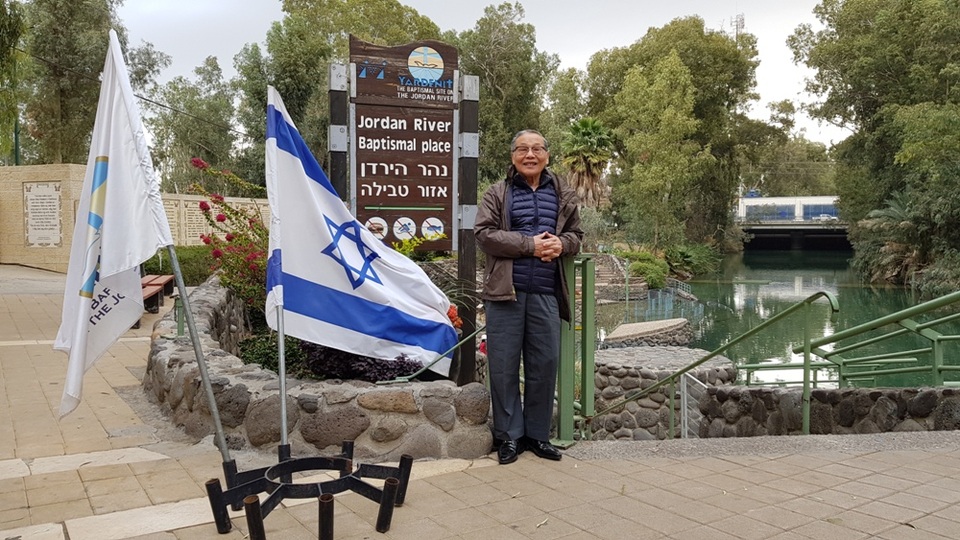 Hành hương tìm đến miền đất hứa - 3 Khúc sông Jordan nơi Chúa Jesus chịu phép rửa tội - một địa điểm linh thiêng du khách xuống đắm mình cầu nguyện và mua nước ở đây về thờ.