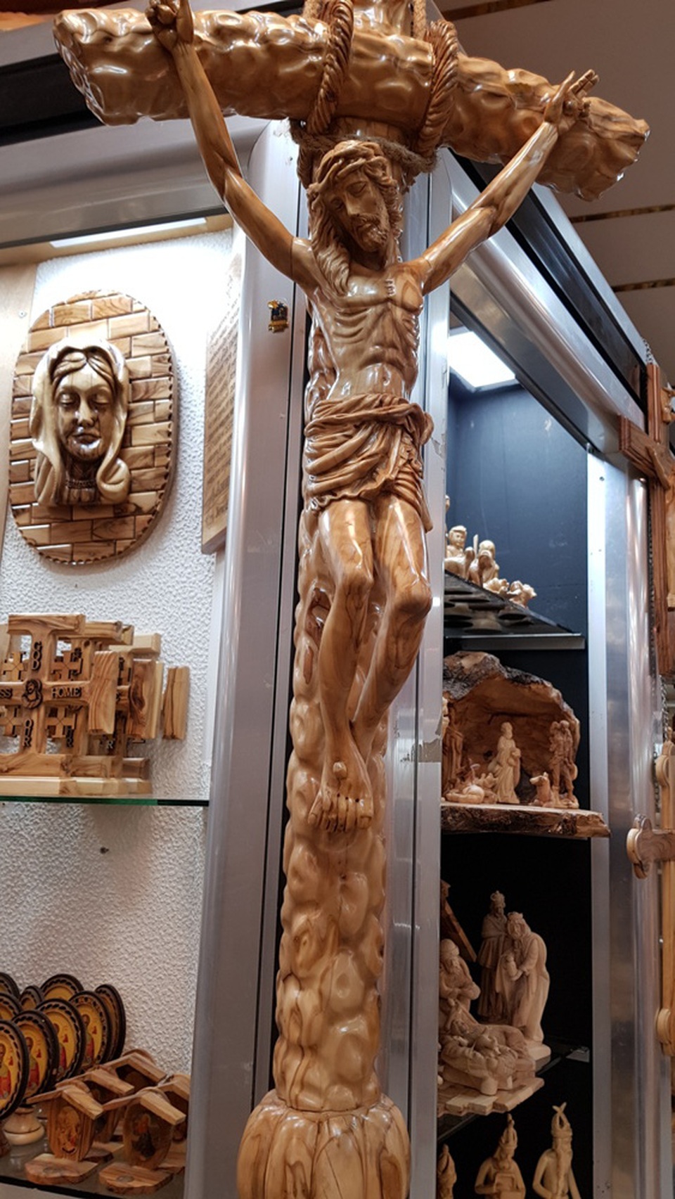 Hành hương tìm đến miền đất hứa - 9
Những kỷ vậtbằng gỗ quý được du khách ưa thích khi đến Jerusalem.
