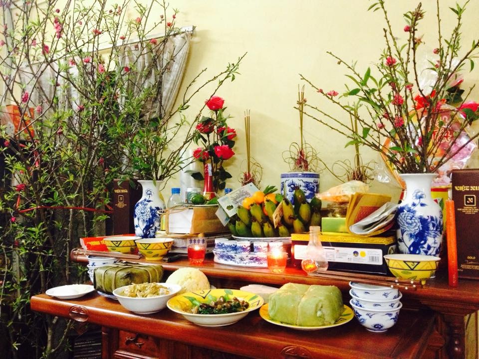 Chuyên gia phong thủy hướng dẫn cách lau dọn, bài trí bàn thờ gia tiên ngày Tết - 1 Bàn thờ là nơi linh thiêng, chỉ nên bày biện vừa phải. (Ảnh minh họa)