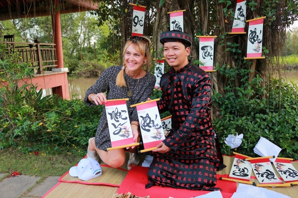 Du khách thích thú trải nghiệm Tết Việt - 2 Du khách thích thú khi được ông đồ tặng chữ