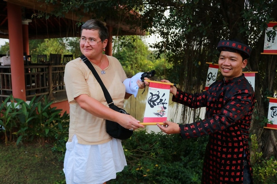 Du khách thích thú trải nghiệm Tết Việt - 3 Du khách thích thú trải nghiệm Tết Việt - 3