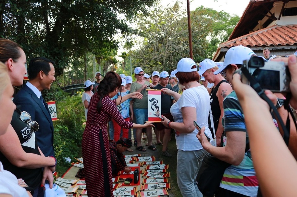 Du khách thích thú trải nghiệm Tết Việt - 5 Tặng chữ cho các du khách đến từ Ba Lan