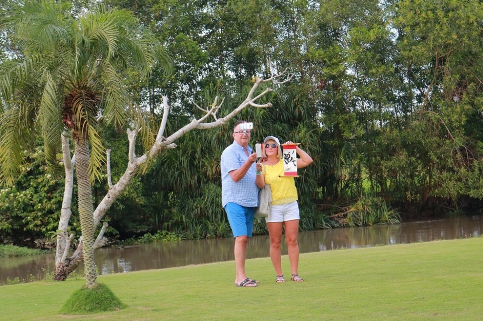 Du khách thích thú trải nghiệm Tết Việt - 7 Du khách thích thú trải nghiệm Tết Việt - 7