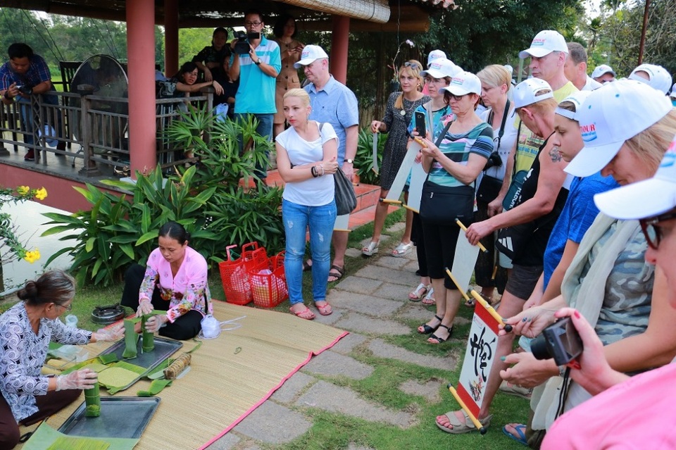 Du khách thích thú trải nghiệm Tết Việt - 8 Du khách nước ngoài hào hứng tìm hiểu cách gói bánh tét