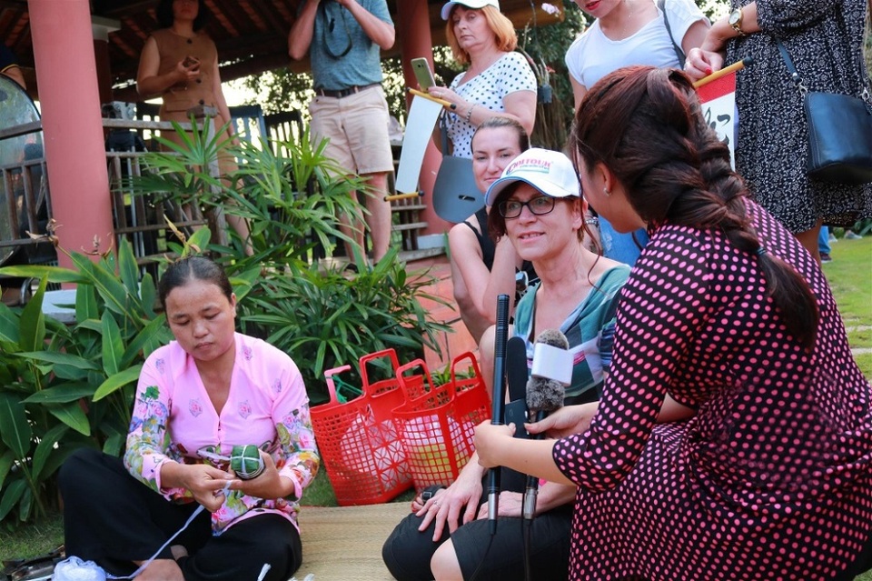 Du khách thích thú trải nghiệm Tết Việt - 9 Tham gia gói bánh với người Việt