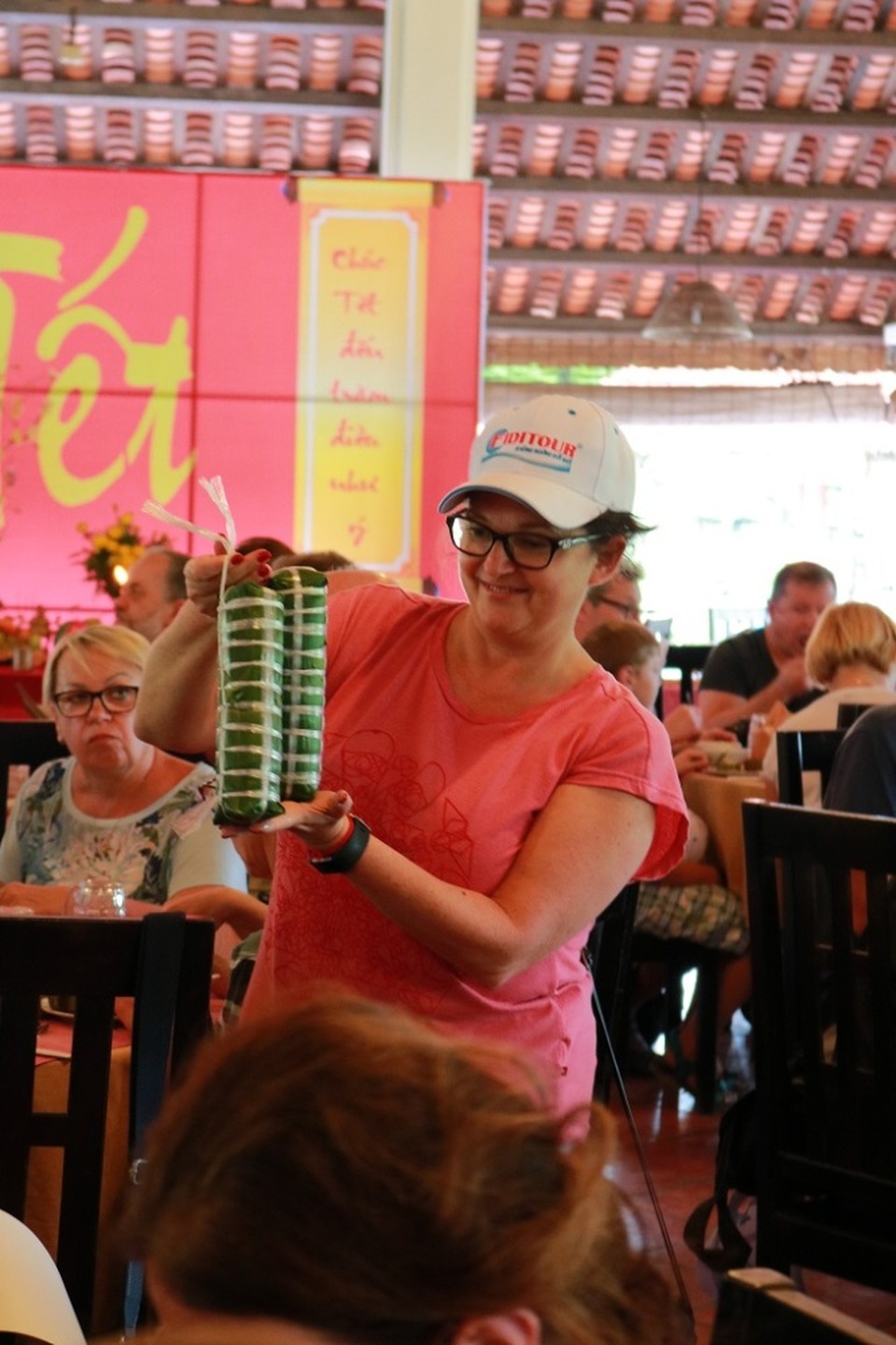 Du khách thích thú trải nghiệm Tết Việt - 10 Một du khách khoe “thành quả”