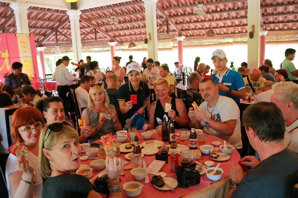 Du khách thích thú trải nghiệm Tết Việt - 11 Hào hứng khoe những bao lì xì truyền thống của người Việt