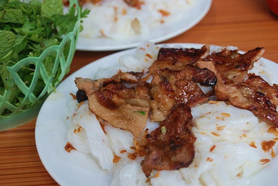 5 đặc sản nức tiếng ở “quê hương Chí Phèo” - 3 Đĩa bánh cuốn dung dị nhưng hấp dẫn thực khách.