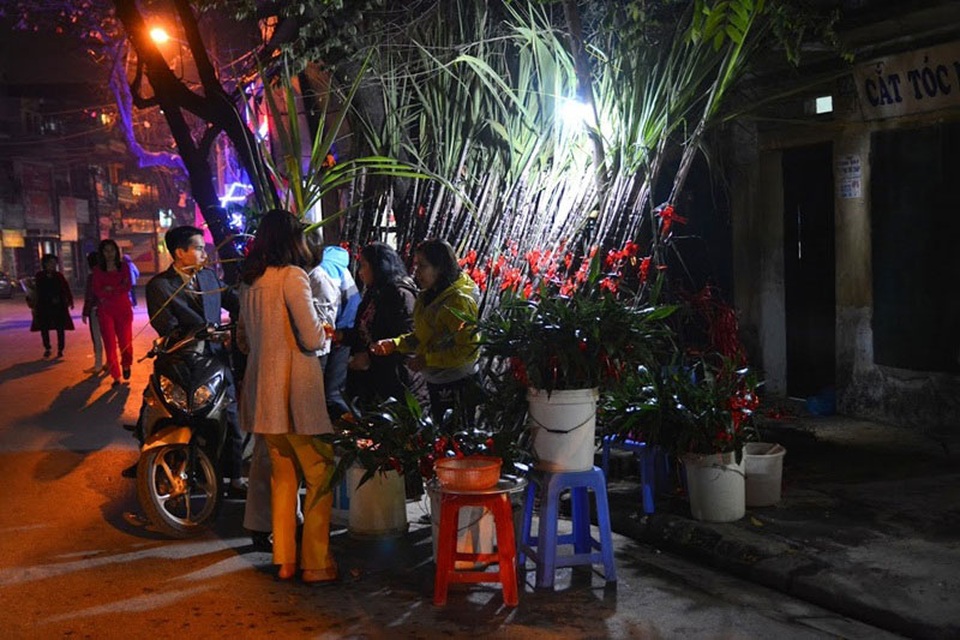Hái lộc đầu xuân thế nào cho đúng để “rước may” về nhà? - 2 Các hàng bán mía đắt hàng từ đêm 30 đến chập tối mùng 1. (Ảnh: vietnamnet)