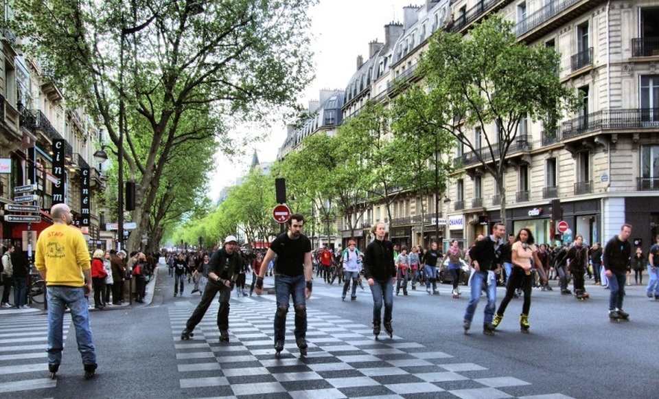 Châu Âu mùa xuân có gì hấp dẫn? - 1 Khung cảnh phản ánh đúng chất của mùa xuân Paris: người dân tràn ra đường phố để vui chơi