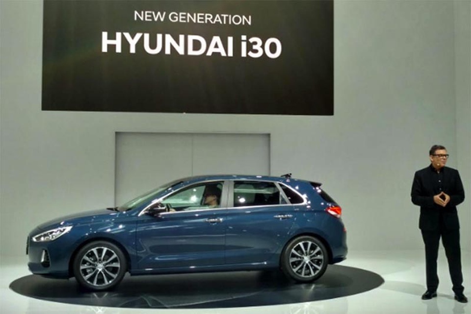 Hyundai sẽ đưa i30 thế hệ mới đến triển lãm Paris - 1
Hyundai i30 thế hệ thứ ba được Peter Schreyer - cựu giám đốc thiết kế của Audi, người đang đảm nhiệm chức vụ thiết kế trường của tập đoàn Hyundai - giới thiệu