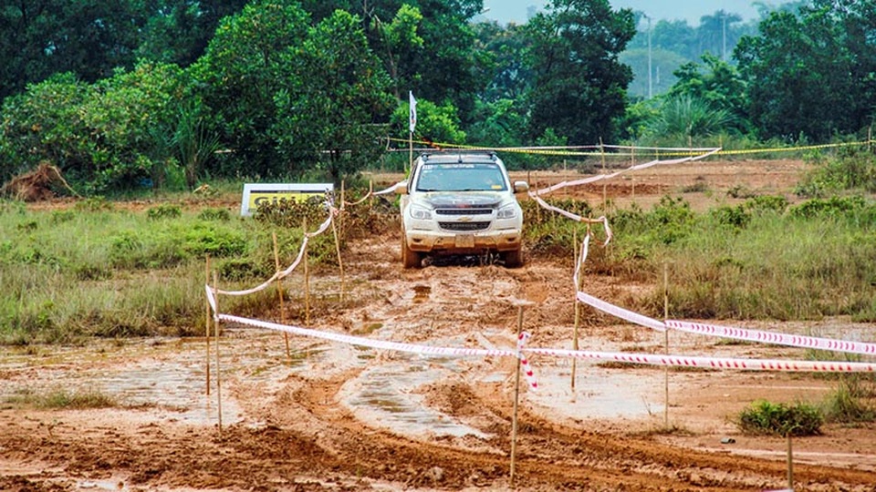 Chevrolet Colorado về nhất trong cuộc đua thử thách dành cho xe bán tải - 2
Chevrolet Colorado không mấy khó khăn vượt qua bài thi số 1. Mặc dù bài thi này không quá khó, nhưng đã có nhiều xe đã bị trượt bánh, lệch lái hay đâm đổ cọc tiêu.