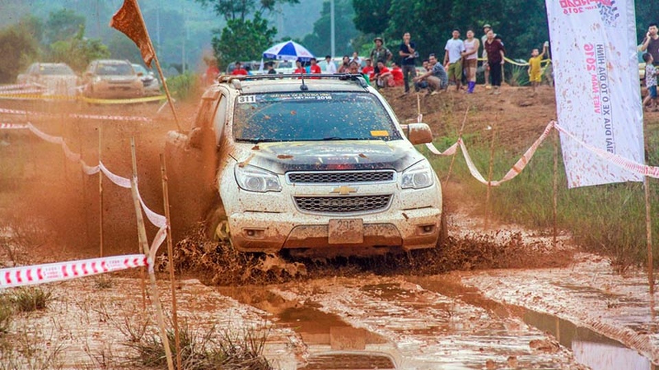 Chevrolet Colorado về nhất trong cuộc đua thử thách dành cho xe bán tải - 3 Nội dung vượt đường bùn lầy càng trở nên khó khăn hơn vì những cơn mưa nặng hạt trước đó. Các đoạn rãnh, hố và nhất là con dốc cuối kết thúc bài trở nên trơn trượt, khiến những chiếc bán tải nguyên bản gặp trở ngại lớn dù cài 2 cầu và động cơ khỏe.