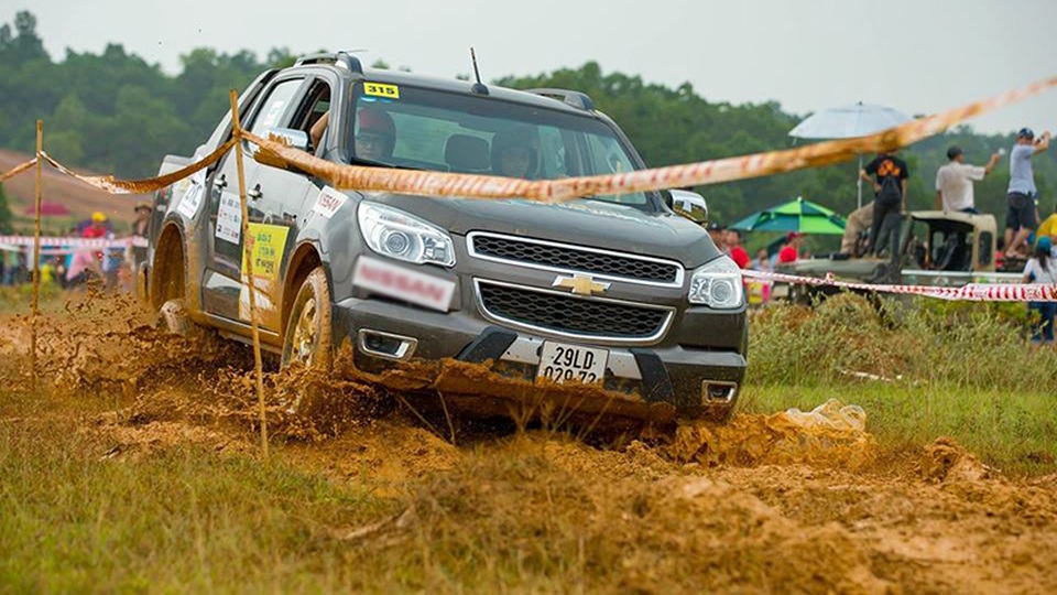 Chevrolet Colorado về nhất trong cuộc đua thử thách dành cho xe bán tải - 9 Với bài thi số 6, những bất ngờ càng trở nên khó khăn hơn bởi cơn mưa nặng hạt khiến đường trơn trượt. Đây cũng là một trong những bài thi thách thức nhất với duy nhất 1 chiếc xe Colorado của vận động viên Đinh Bá Trung cán đích với số điểm tuyệt đối.