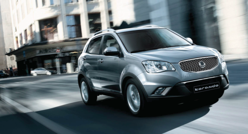 UAZ và Ssangyong quay trở lại Việt Nam, Toyota nâng cấp động cơ cho xe nhỏ - 4
Ssangyong Korando có 5 chỗ ngồi, sử dụng hai loại động cơ: xăng 2.0L công suất 147,5 mã lực, momen xoắn cực đại 197 Nm, động cơ diesel 2.0L với hai công suất đầu ra là 147,5 và 173 mã lực cùng momen xoắn cực đại 360 Nm. Ssangyong Korando tại Việt Nam hiện sử dụng hộp số tự động 6 cấp cùng hệ thống dẫn động 4 bánh toàn thời gian và có giá bán từ 957 triệu đến 1,004 tỉ đồng.