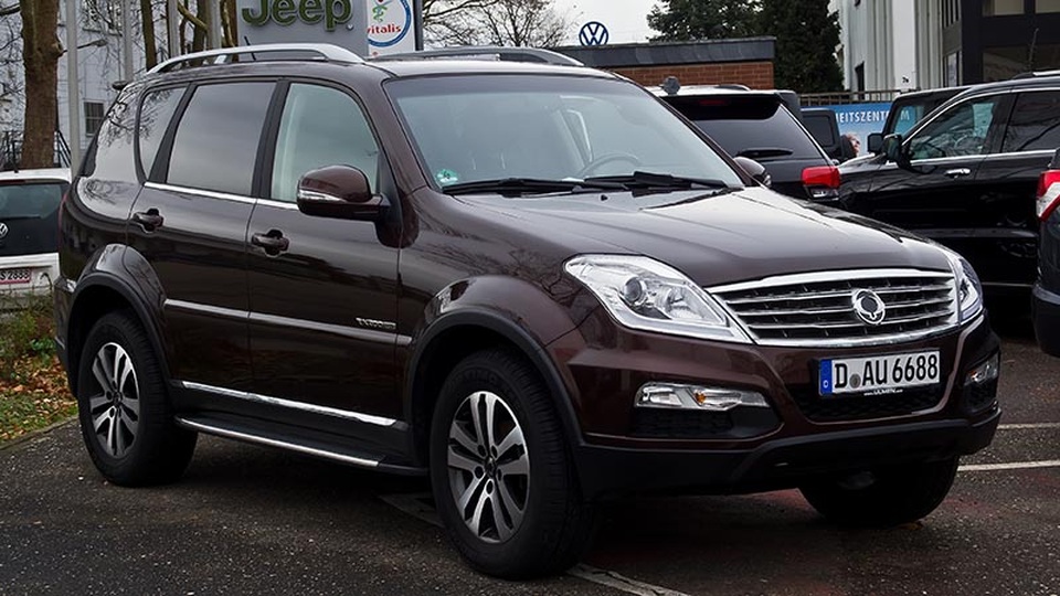 UAZ và Ssangyong quay trở lại Việt Nam, Toyota nâng cấp động cơ cho xe nhỏ - 7
Ssangyong Rexton tại Việt Nam với 7 chỗ ngồi, chỉ có duy nhất động cơ diesel 2.0L công suất 154 mã lực và momen xoắn cực đại 360 Nm, đi kèm hộp số tự động 5 cấp cùng hai lựa chọn hệ thống dẫn động 4x2 và 4x4. Ssangyong Korando có giá bán từ 1,119 đến 1,179 tỉ đồng.