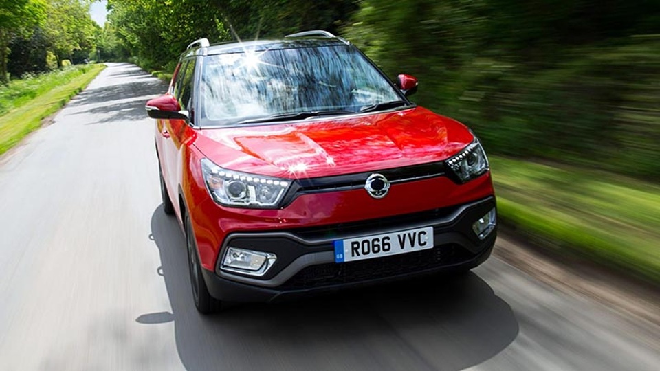 UAZ và Ssangyong quay trở lại Việt Nam, Toyota nâng cấp động cơ cho xe nhỏ - 5
Ssangyong Tivoli tại Việt Nam được trang bị động cơ xăng e-XGi160 1.6L cho công suất 126 mã lực và mô-men xoắn cực đại 157 Nm, đi kèm hộp số tự động và hai lựa chọn hệ thống dẫn động 2 bánh hoặc 4 bánh toàn thời gian có giá bán khởi điểm từ 590 đến 763 triệu đồng.