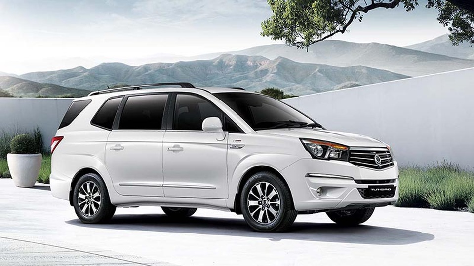 UAZ và Ssangyong quay trở lại Việt Nam, Toyota nâng cấp động cơ cho xe nhỏ - 6
Ssangyong Turismo tham gia phân khúc minivan, có 9 chỗ ngồi sử dụng động cơ diesel 2.0L công suất 154,5 mã lực và momen xoắn cực đại 360Nm, dẫn động cầu sau, đi kèm hai lựa chọn hộp số sàn 6 cấp và tự động 5 cấp. Ssangyong Turismo có giá bán từ 891 đến 985 triệu đồng.
