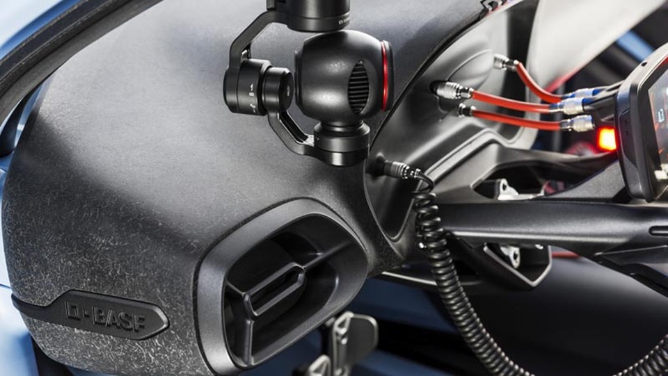 
Hyundai chơi sang khi trang bị cho RN30 một máy quay gimbal gắn trên mỗi trụ A và một máy ảnh trên nóc xe để ghi hình lại quá trình vận hành.
