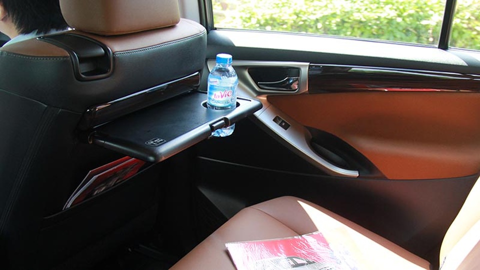Không chỉ trang bị cho hàng ghế thứ hai bộ ghế độc lập, Toyota còn cung cấp cho Innova một số thiết kế mang tính tiện dụng.