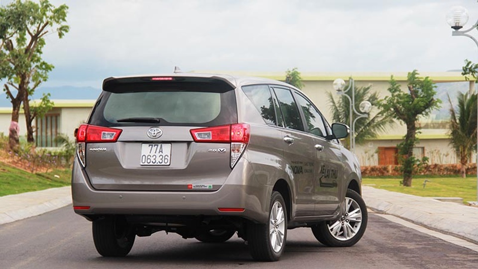 
Mẫu MPV này có độ cao gầm xe 178 mm, với dung tích bình nhiên liệu 55L, sử dụng bộ mâm hợp kim với kích thước lốp 215/55-17.
