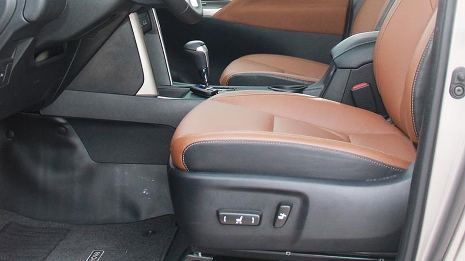 Toyota Innova V được trang bị ghế lái điều khiển điện 8 hướng trong khi đó ghế hành khách phía trước cũng được ưu tiên với ghế chỉnh điện 4 hướng.