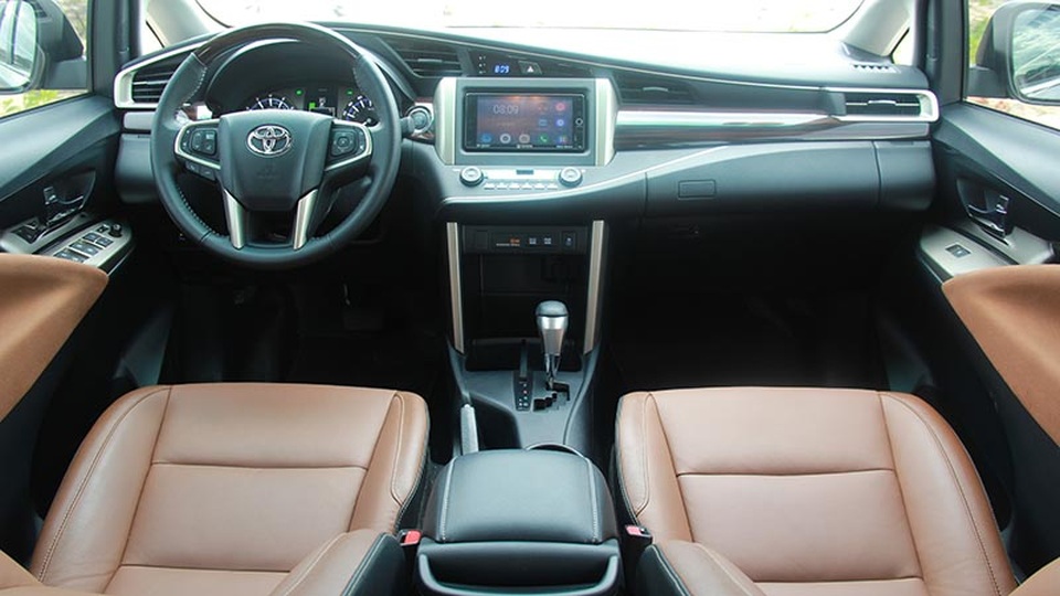 
Innova V có nội thất da với hệ thống điều hòa tự động với hai giàn lạnh và khe gió cho từng hàng ghế. Hỗ trợ cho vận hành, Innova V có hệ thống điều khiển bằng nút bấm, các chế độ vận hành Eco/Power, hệ thống cửa kính chống kẹt toàn bộ xe
