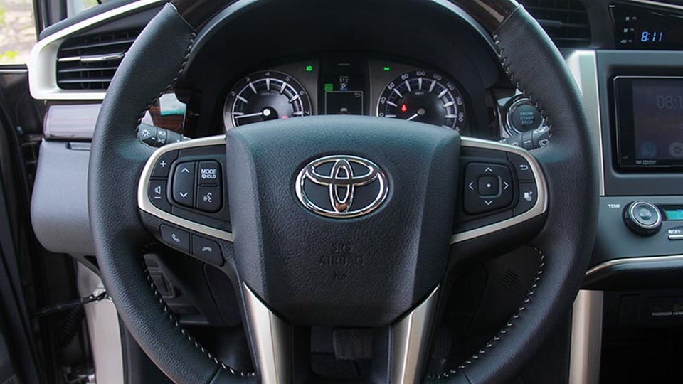 Bố trí tay lái trên Toyota Innova V thế hệ mới