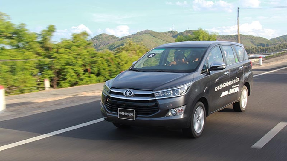 Toyota Innova V được trang bị hệ thống an toàn khá phong phú với hệ thống phanh ABS/EBD/BA, hệ thống cân bằng điện tử ESP, hệ thống kiểm soát lực kéo Traction Control, hệ thống hỗ trợ khởi hành hàng ngang dốc, hệ thống túi khí xung quanh xe đi kèm túi khí đầu gối người lái...