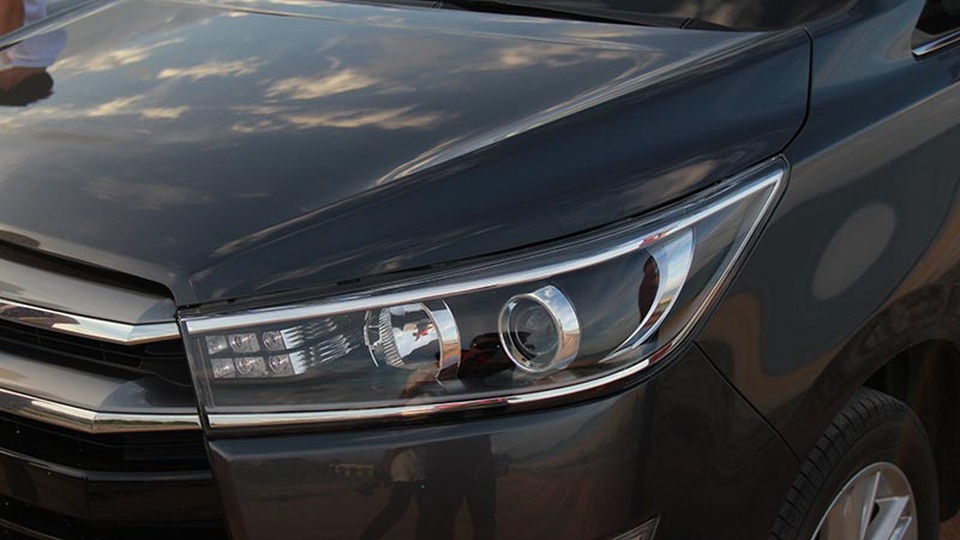 
Toyota Innova V sử dụng đèn pha Led dạng chiếu tự động thay đổi góc chiếu (vẫn có đèn Led chiếu sáng ban ngày)
